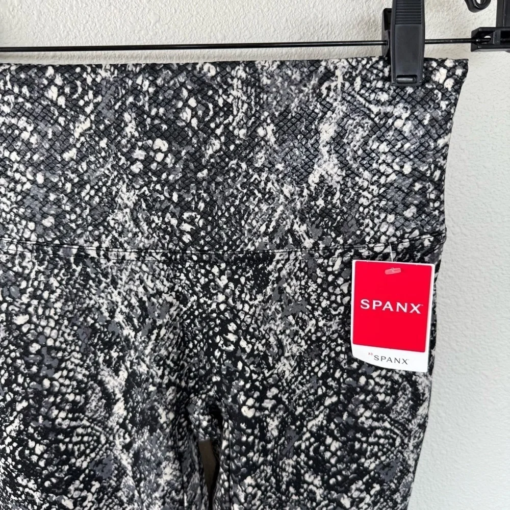 New SPANX Faux Leather Snake Shine Leggings Grey NWT Casual Women’s Medium